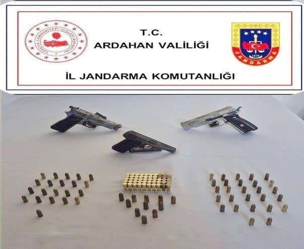 Ardahan’da düzenlenen operasyonda ruhsatsız tabancalar ve çok sayıda fişekle birlikte bir kişi yakalandı. Ardahan'ın Hanak ilçesinde jandarma, bir şüphelinin evine düzenlediği operasyonda 3