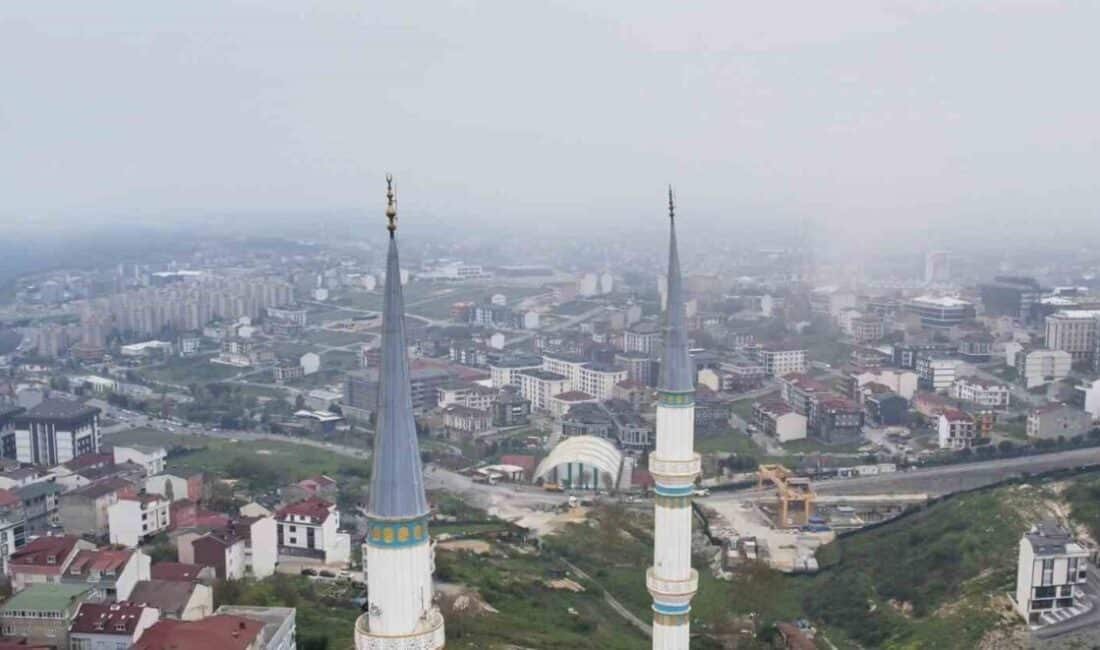 İstanbul'da 6,2 büyüklüğündeki depremin ardından Arnavutköy'deki Sıddık Camii minaresinde zarar