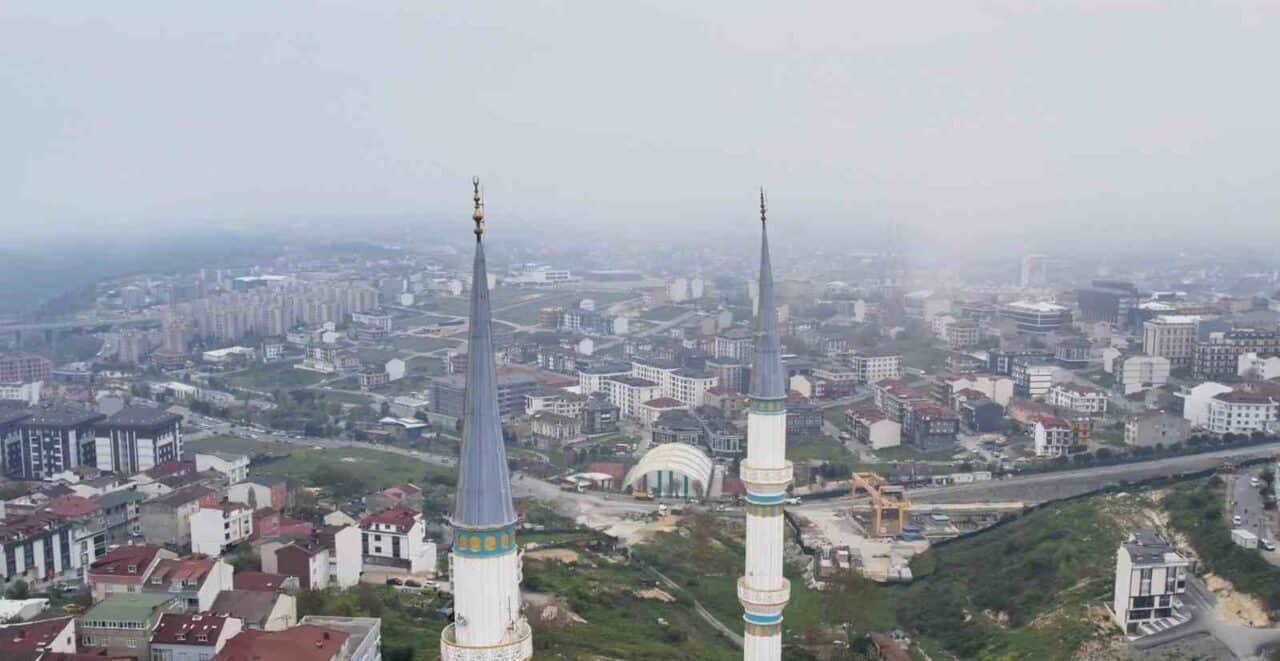 İstanbul'da 6,2 büyüklüğündeki depremin ardından Arnavutköy'deki Sıddık Camii minaresinde zarar