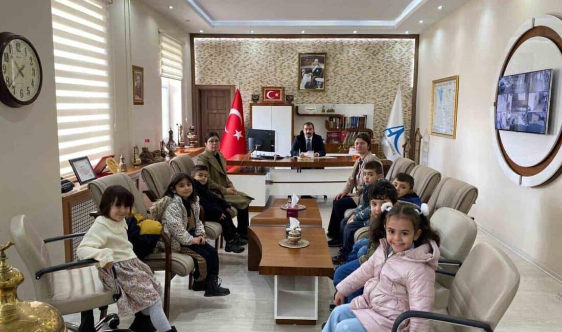 Arpaçay Anaokulu Öğrencileri, Devlet Kurumlarını Tanımak İçin Kaymakamlığı Ziyaret Etti Kars'ın Arpaçay ilçesindeki Merkez Atatürk İlkokulu Anaokulu öğrencileri, devlet kurumlarını