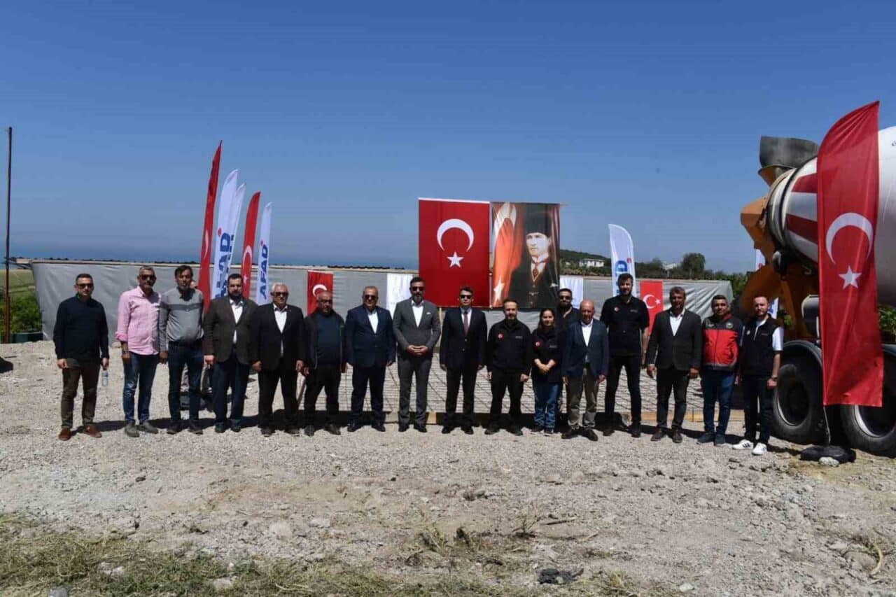 Hatay'da Kahramanmaraş merkezli depremler sonrası zarar gören ahırların inşası için