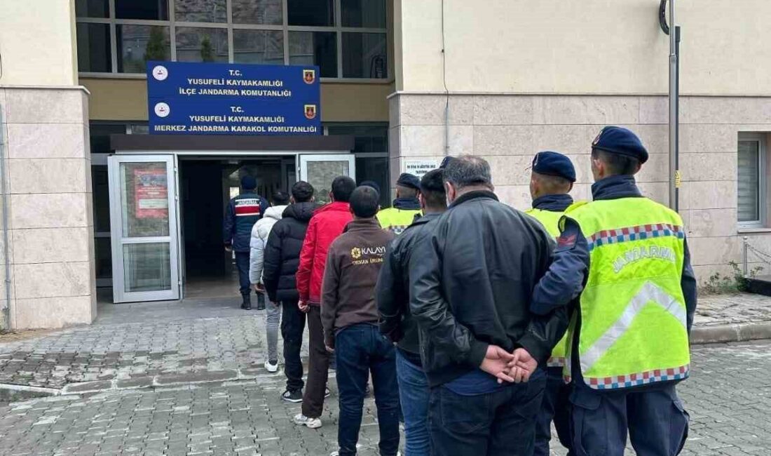 Artvin’de Düzensiz Göçmen Taşıyan İki Organizatör Yakalandı Artvin'de gerçekleştirilen operasyonda, düzensiz göçmenleri taşıyan organizatörler C.D. (55) ve