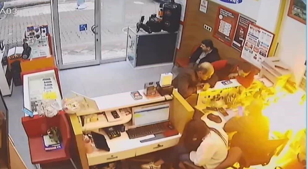 Artvin'in Borçka ilçesinde cep telefonu tamircisi Sinan Arslan, tamir için