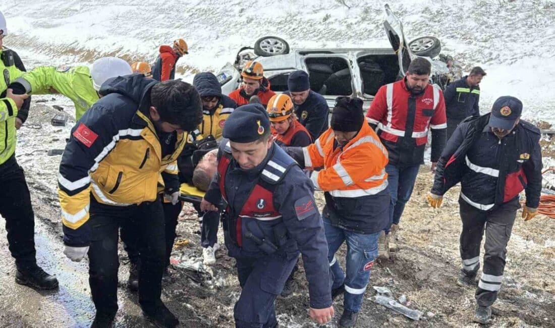 Sivas’ta Trafik Kazasında 3 Kişi Yaralandı, İnceleme Devam Ediyor Sivas-Malatya karayolunda Y.S. yönetimindeki hafif ticari araç aşırı hız nedeniyle
