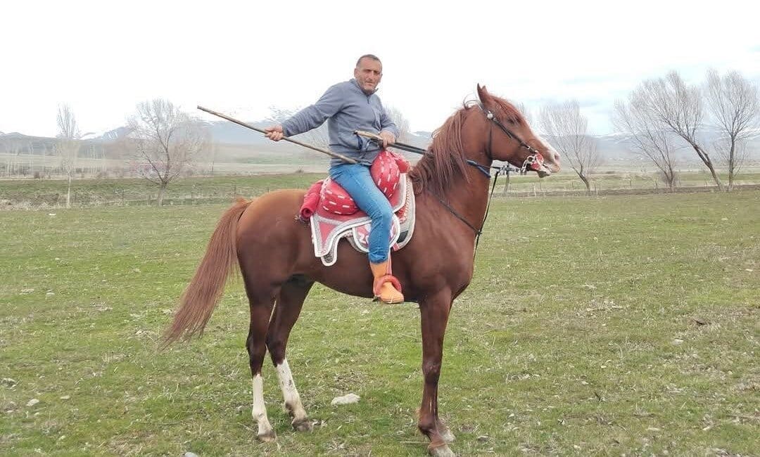 Erzurum’da cirit maçı sırasında kalp krizi geçiren sporcu yaşamını yitirdi. Erzurum'da cirit dostluk maçı sırasında 45 yaşındaki Adem Geyik, at