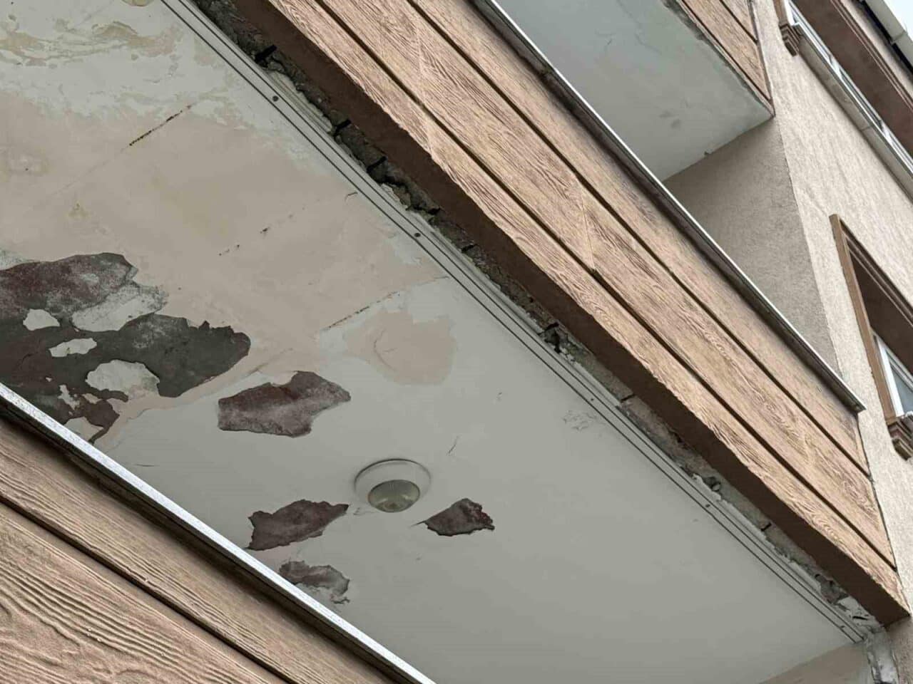 İstanbul'daki 6.2'lik depremin ardından Avcılar'da 2 bina mühürlendi. Bu binalarda