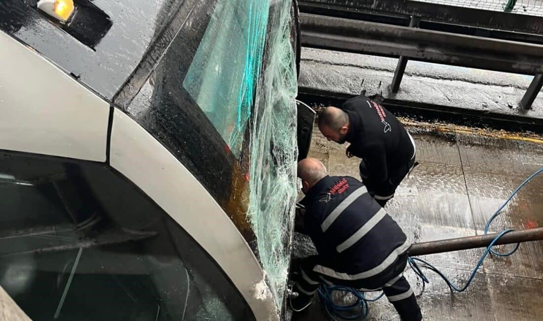 Avcılar’da Metrobüs Kazası: Bazı Yolcular Hafif Yaralandı Avcılar'da bir metrobüs, durakta önünde bulunan başka bir metrobüse çarptı.
