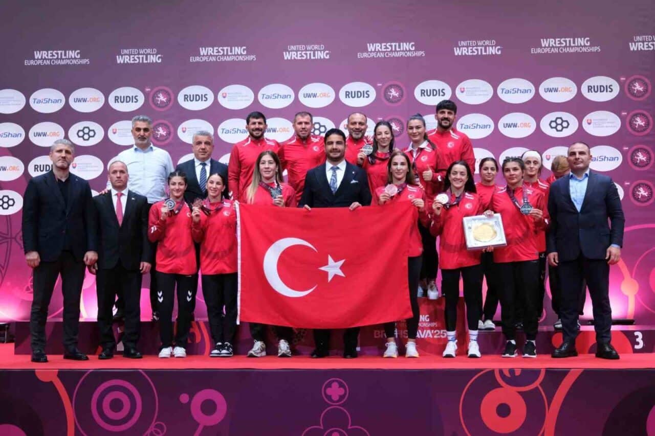 Slovakya'da gerçekleştirilen 2025 Avrupa Güreş Şampiyonası'nda Türkiye'nin kadın güreş takımı,