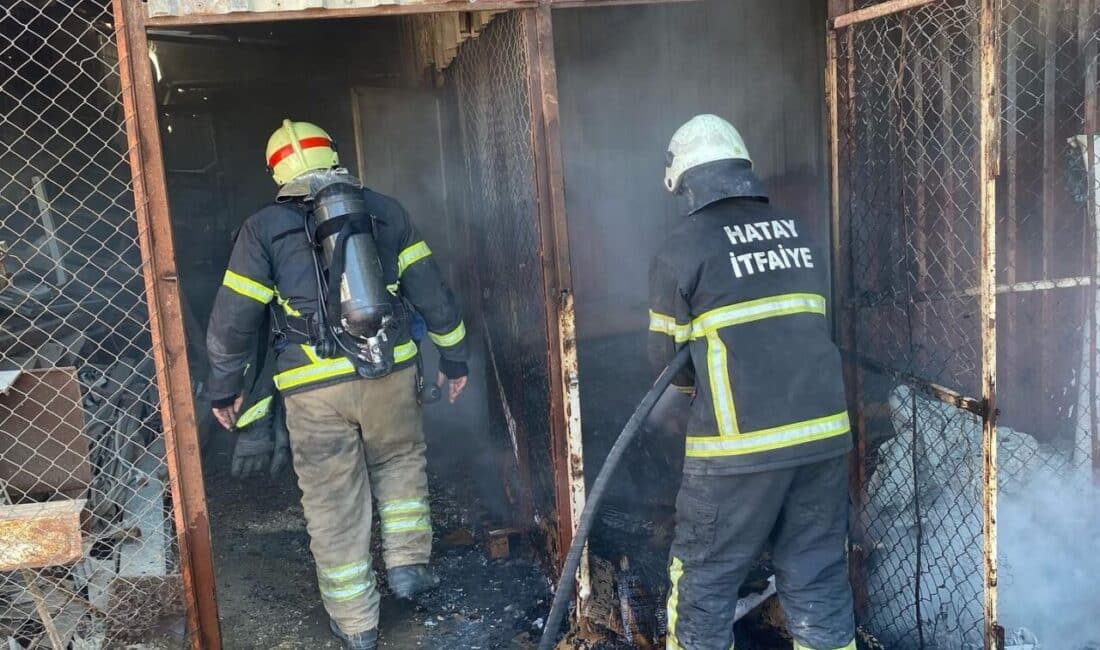 Hatay’da ayakkabı imalathanesinde çıkan yangın, çevreyi tehdit etmeden söndürüldü. Hatay'ın Antakya ilçesindeki bir ayakkabı imalathanesinde çıkan yangın, itfaiye ekiplerinin