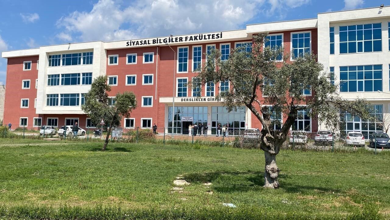 Aydın Adnan Menderes Üniversitesi'nde Doç. Dr. Mehmet Aydıner'in başörtüsü karşıtı