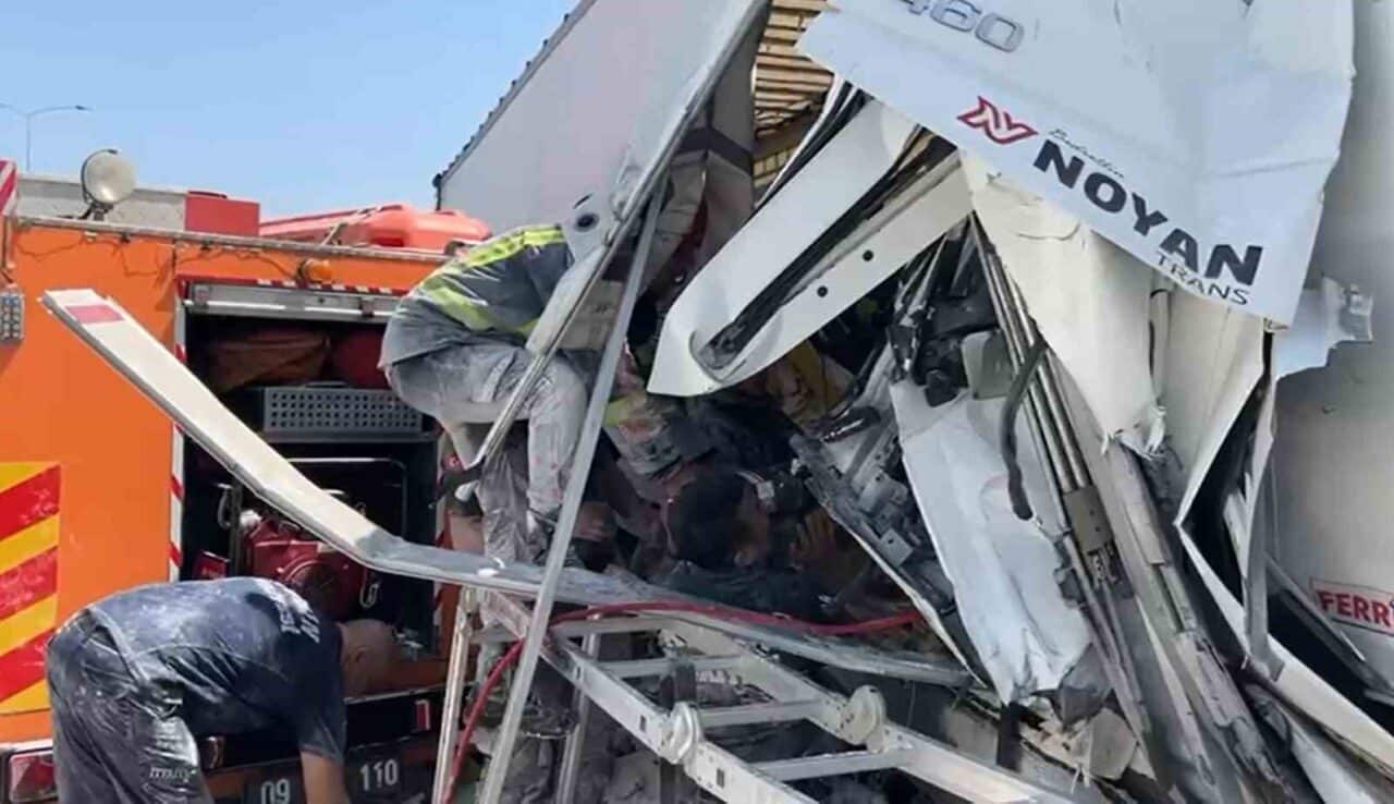 Aydın’ın Efeler ilçesinde, U.G. yönetimindeki tır, önündeki S.U. yönetimindeki tıra