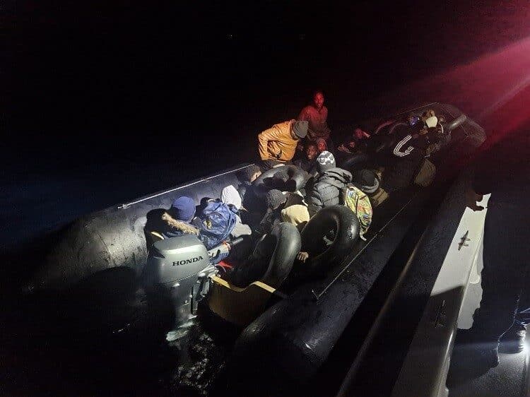 Ayvalık’ta Yasa Dışı Geçişe Engel Olundu: Midilli’ye Gidecek 35 Düzensiz Göçmen Yakalandı Balıkesir'in Ayvalık ilçesinde, yasa dışı yolla Yunanistan'a gitmeye çalışan 35
