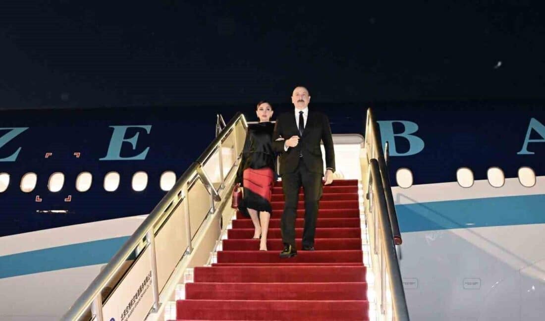 Aliyev, Resmi Ziyaret İçin Çin’de Resmi Temaslarda Bulunmak Üzere Pekin’e Gitti Azerbaycan Cumhurbaşkanı İlham Aliyev, eşi Mehriban Aliyeva ile birlikte resmi