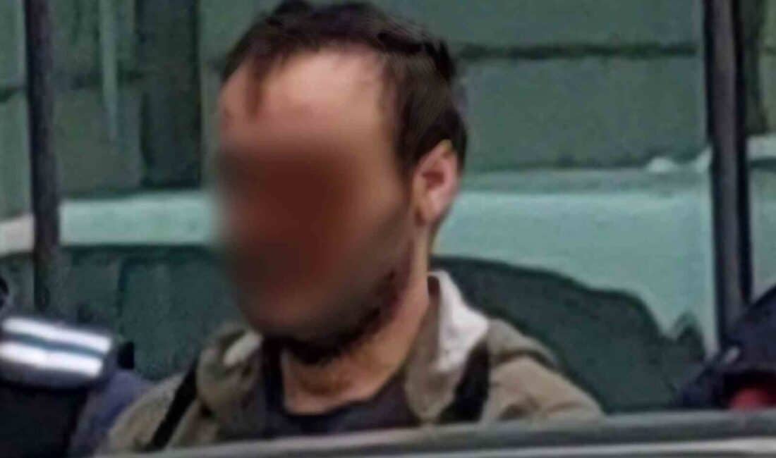 Samsun’da Bir Kişi, Babasını Bıçakla Tehdit Ederek Eşyalara Zarar Verdiği Gerekçesiyle Gözaltına Alındı Samsun'un Tekkeköy ilçesinde A.İ. (34), babası E.İ. (56) ile tartışarak