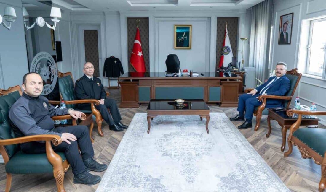 Eskişehir’de Vali Aksoy ve Jandarma Komutanı Demir, İl Emniyet Müdürü Yılmaz’a başsağlığı ziyaretinde bulundu. Eskişehir Valisi Hüseyin Aksoy ve İl Jandarma Komutanı Tuğgeneral Erhan