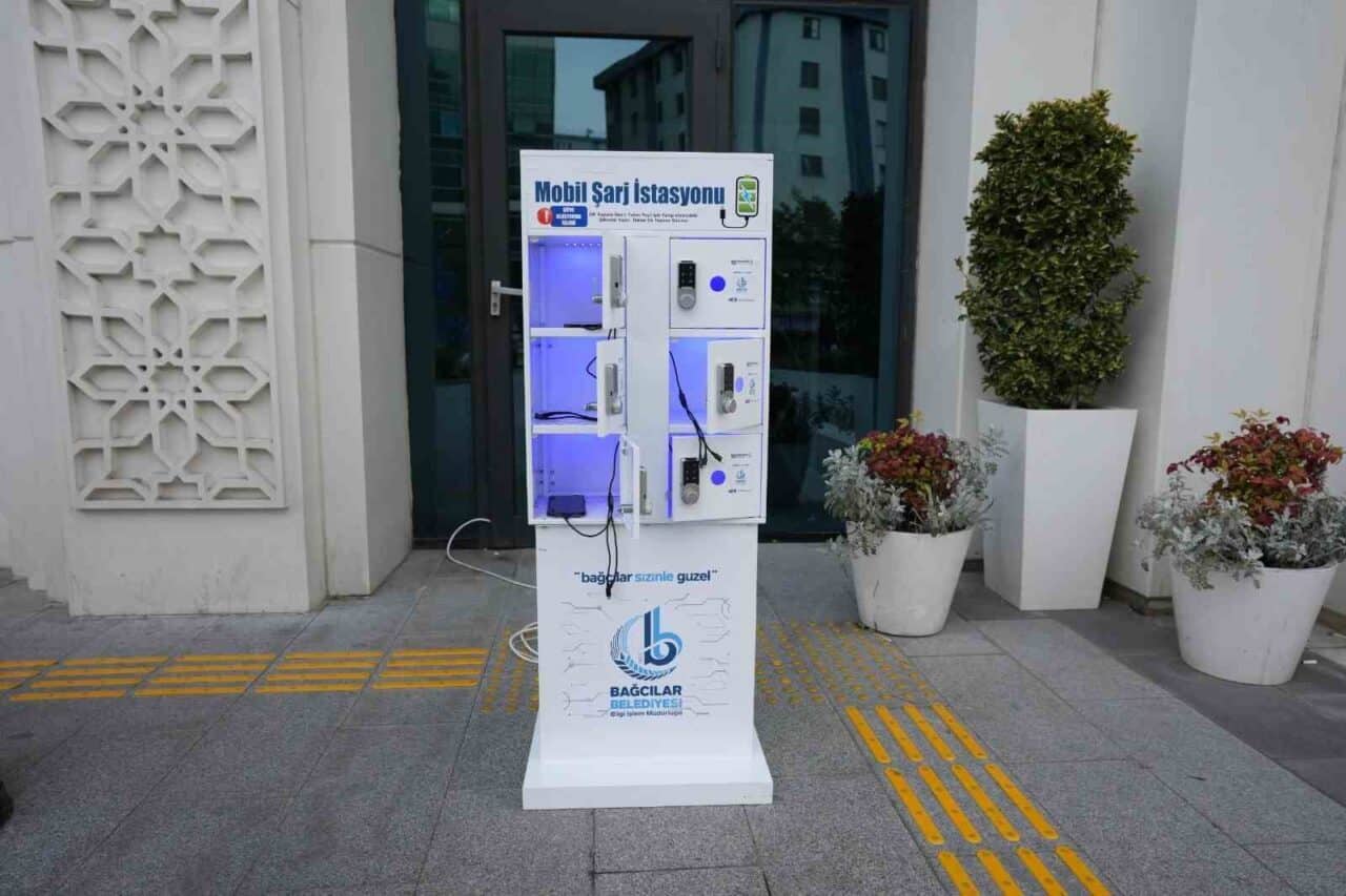 İstanbul'un Bağcılar ilçesinde meydana gelen 6,2 büyüklüğündeki depremin ardından Kaymakam