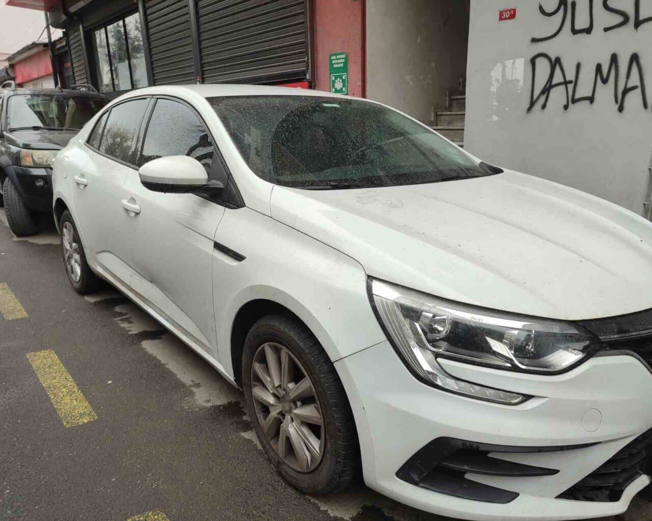 İstanbul'da yağan hafif yağmur, toz taşınımı nedeniyle çamura dönüştü. Bahçelievler'de