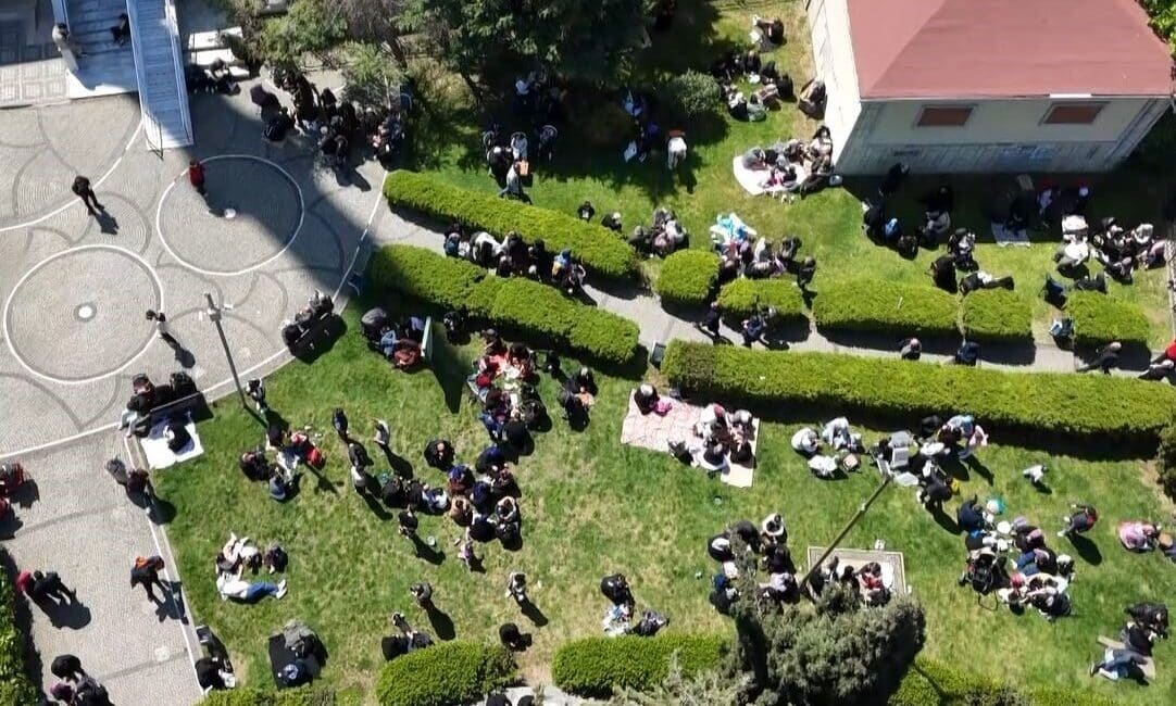 İstanbul’un Silivri açıklarında 6.2 büyüklüğündeki bir deprem, Bahçelievler’deki vatandaşları panikle