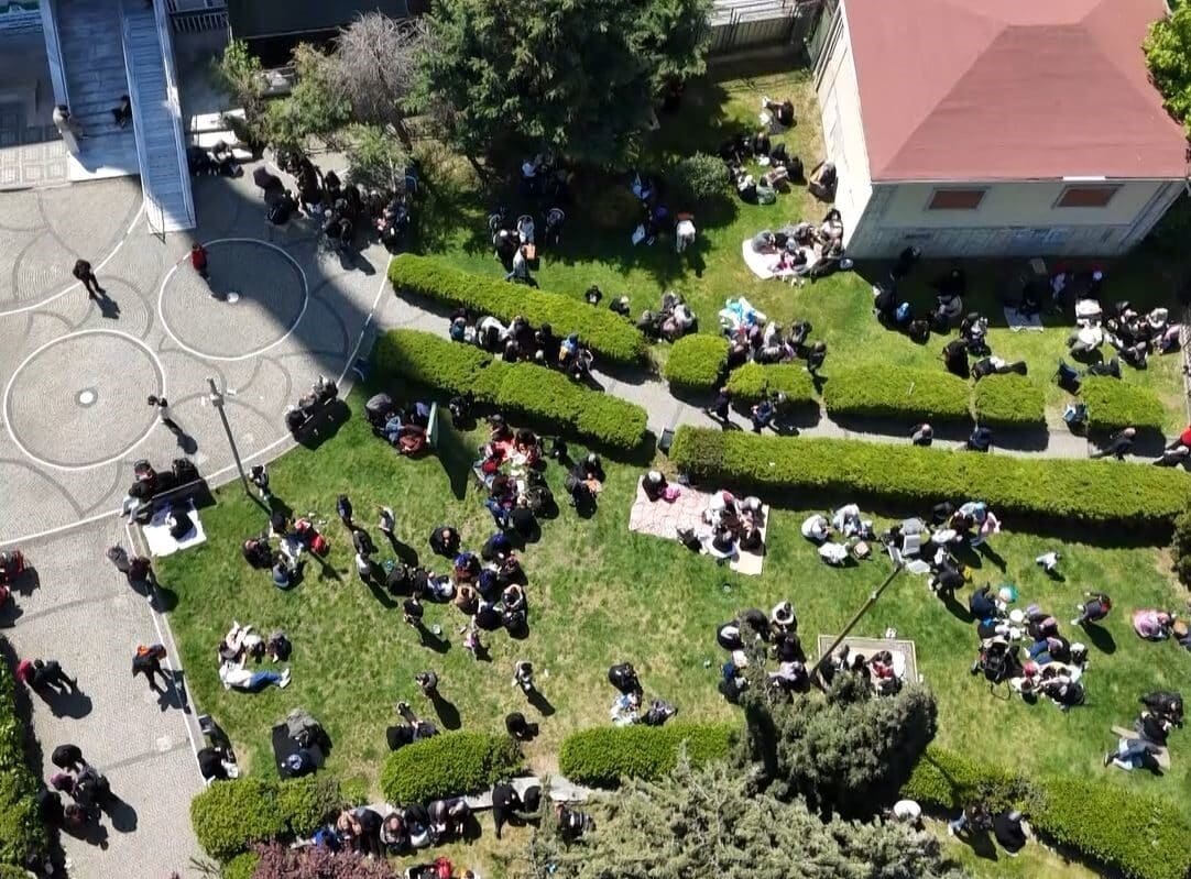 İstanbul’un Silivri açıklarında 6.2 büyüklüğündeki bir deprem, Bahçelievler’deki vatandaşları panikle
