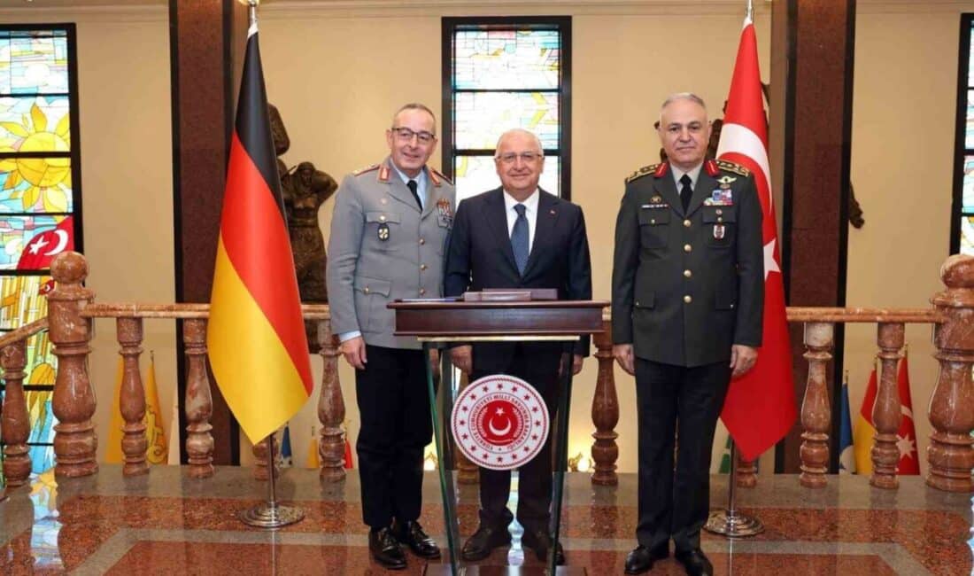 Almanya Genelkurmay Başkanı Orgeneral Carsten Breuer, Milli Savunma Bakanı Yaşar Güler ile Ankara’da bir araya geldi. Milli Savunma Bakanı Yaşar Güler, Almanya Genelkurmay Başkanı Orgeneral Carsten