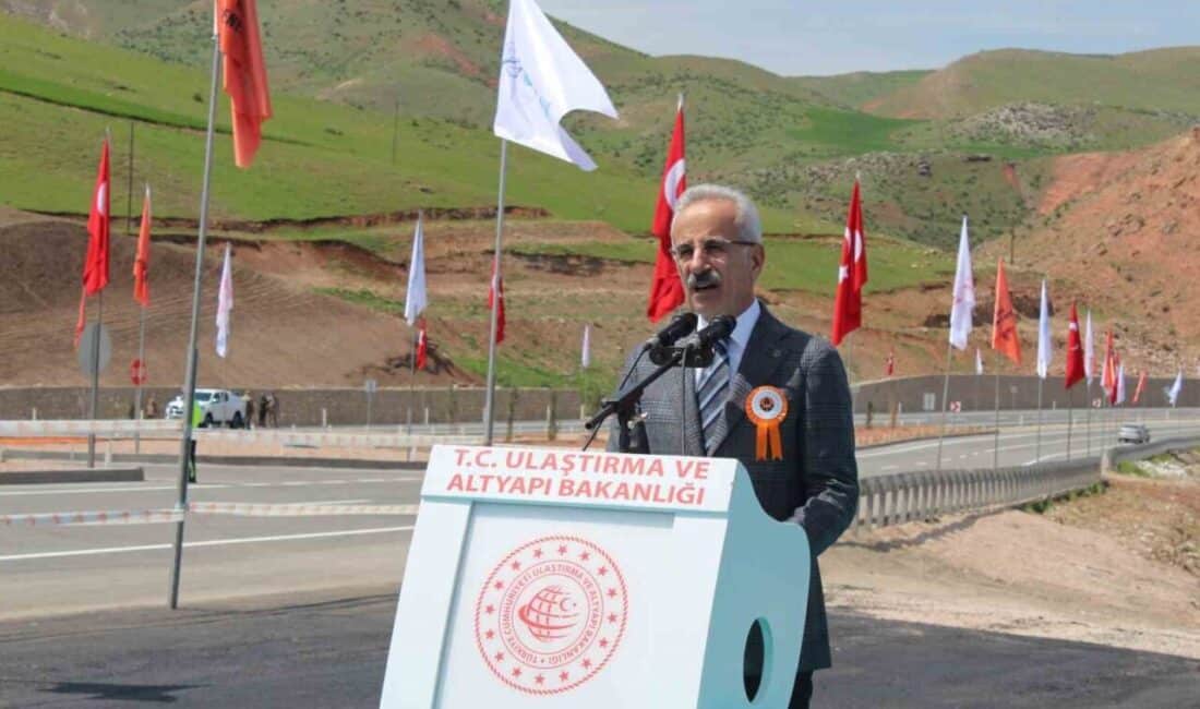 Siirt’e Demiryolu Projesi Müjdesi: Ulaştırma Bakanı Uraloğlu 2025 Yatırım Programına Aldıklarını Açıkladı Ulaştırma ve Altyapı Bakanı Abdulkadir Uraloğlu, Siirt'in demiryolu ulaşımını geliştirecek