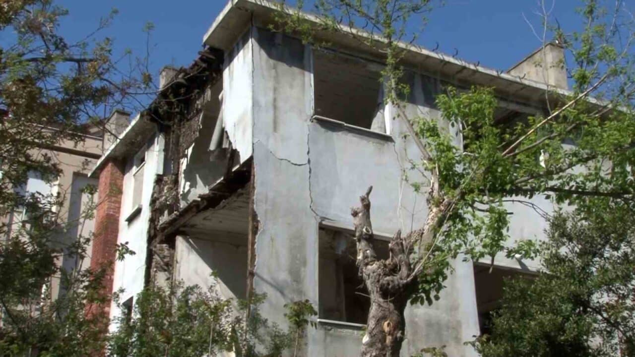 İstanbul'un Silivri açıklarındaki 6.2 büyüklüğündeki deprem, Bakırköy'deki metruk bir binada