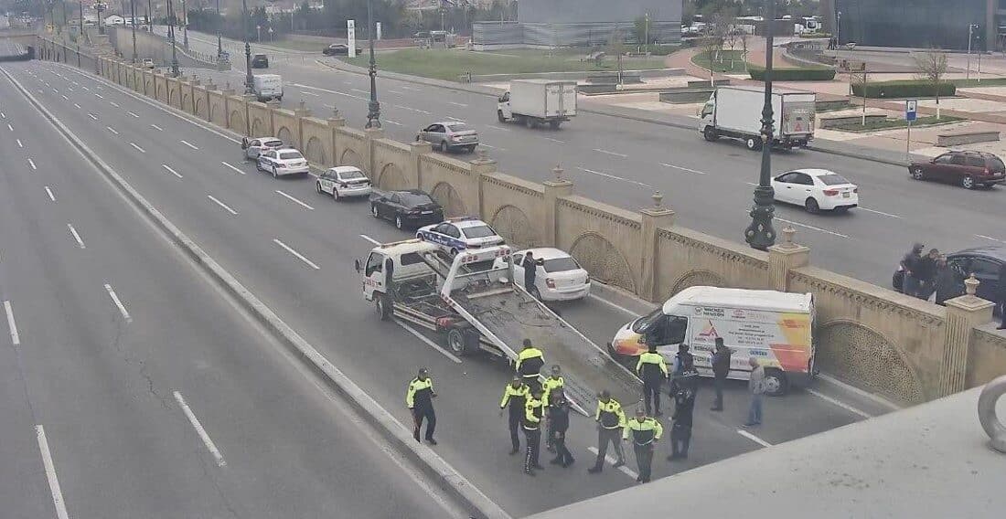 Bakü’de Kontrolden Çıkan Araç Beton Bariyeri Aşarak Ana Yola Uçtu, 1 Yaralı Var Bakü'de kontrolden çıkan bir otomobil, beton bariyeri aşarak ana yola