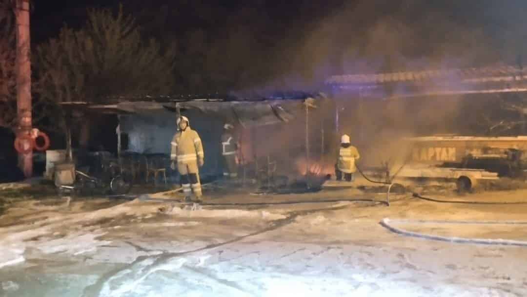 Erdek’in Ocaklar Mahallesi'nde bulunan Cüneyt Kaptan Balık Evi'nde çıkan yangın,