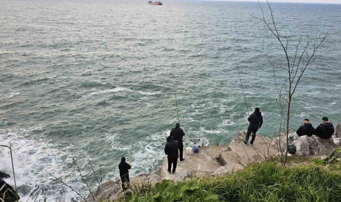 Zonguldak’ta Amatör Balıkçılar, Falezlerde Keyifli Bir Hafta Sonu Geçirdi Zonguldak'ta amatör balıkçılar, Fener mevkisinde güneşli havayı değerlendirerek olta attı.
