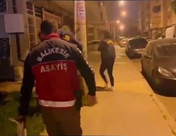 Balıkesir’de Dolandırıcılık Operasyonunda 11 Şüpheliden 2’si Tutuklandı Balıkesir merkezli 5 ilde düzenlenen dolandırıcılık operasyonunda 11 kişi gözaltına