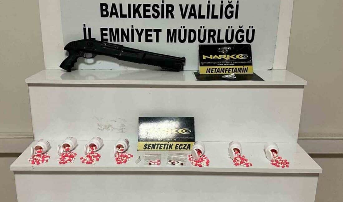 Balıkesir’de Narkotik Ekiplerinin Operasyonunda Uyuşturucu ve Silah Ele Geçirildi Balıkesir'de narcotik polisinin operasyonunda 883 sentetik ecza hapı, 0,37 gram