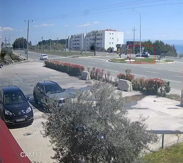 Edremit’te Motosiklet Sürücüsü Otomobille Çarpışarak Yaralandı, O Anlar Kamerada! Balıkesir'in Edremit ilçesinde A.S.Ö.'nün kullandığı otomobil, E.Ü.'nün motosikletiyle çarpıştı. Kazada
