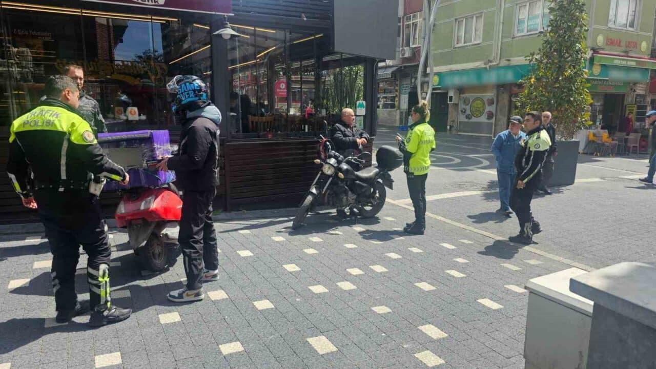 Bandırma'da yayaların yoğun olduğu alanlarda motosiklet kullanan sürücülere 2 bin