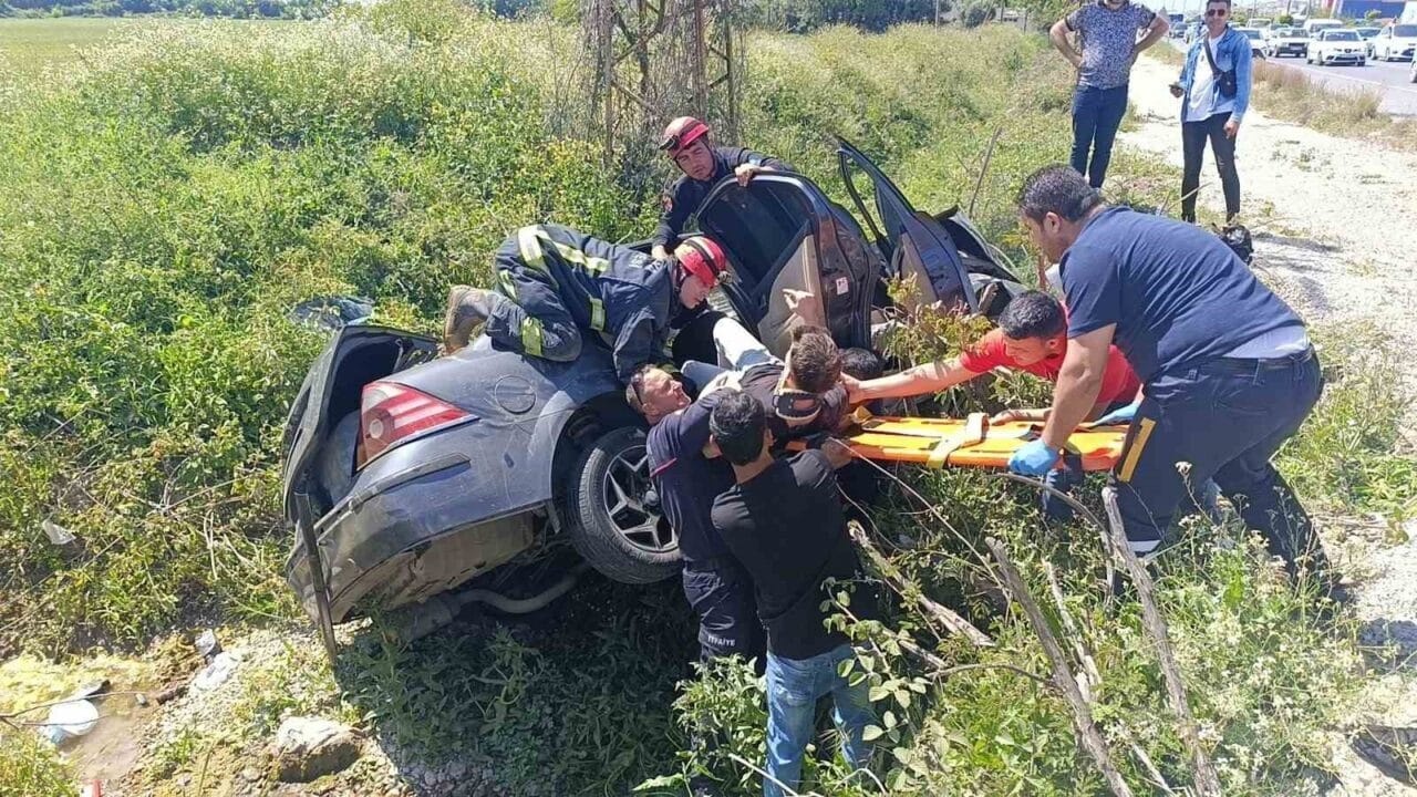 Antalya'nın Manavgat ilçesinde Batuhan Çiftçi'nin kullandığı otomobil, şerit değiştirirken bariyerlere