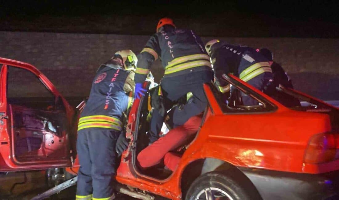 Kandıra Yolu’nda Trajik Kaza: İki Kişi Hayatını Kaybetti Kocaeli-Kandıra Yolu'nda meydana gelen trafik kazasında bir otomobil bariyerlere çarptı.