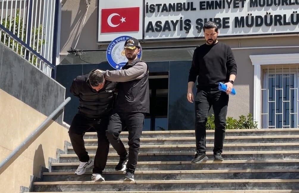 Başakşehir’de Dolandırıcılık Suçlarından Aranan Şüpheli Yakalandı, 118 Suç Kaydı Bulundu İstanbul'da dolandırıcılık suçlarıyla ilgili yürütülen operasyon sonucu, 118 suç kaydı