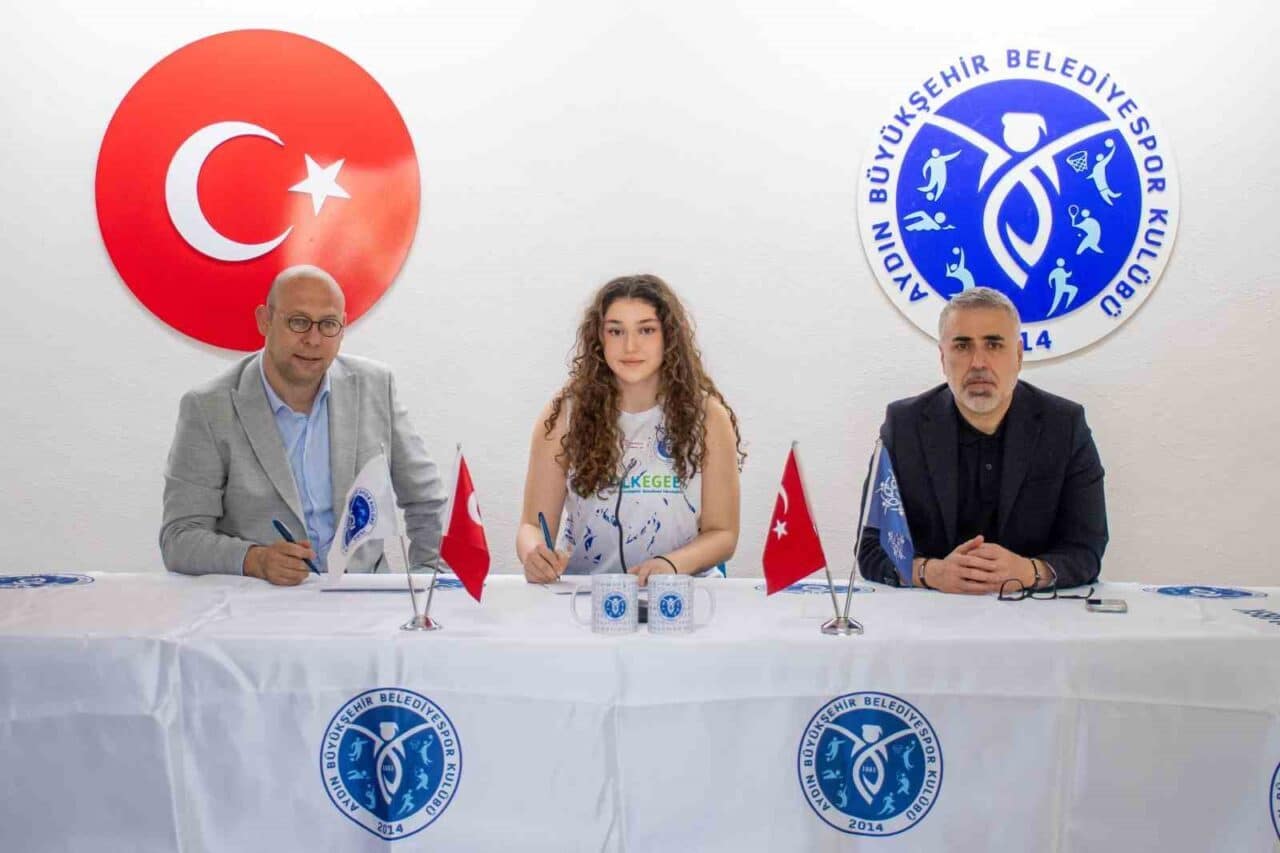Aydın Büyükşehir Belediyespor, 18 yaşındaki smaçör Azra Kaya ile doğum