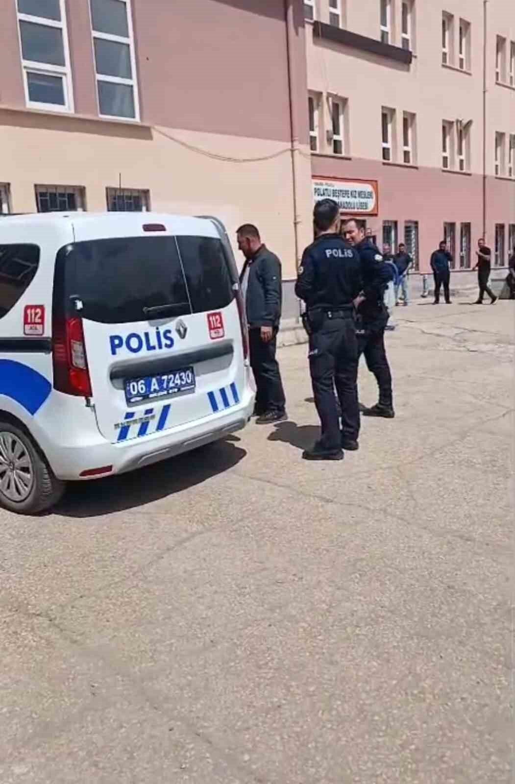 Ankara'da ticari araç kullanımı için gerekli 'SRC' belgesi sınavında kimlik