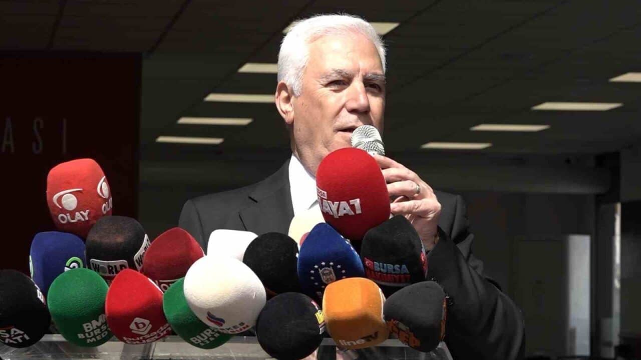 Bursa Büyükşehir Belediye Başkanı Mustafa Bozbey, Bursaspor'un şampiyonluğunu kutlarken, AK