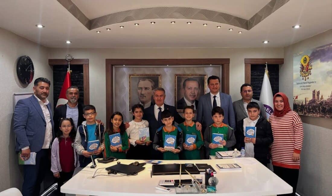 Buharkent Belediye Başkanı Mehmet Erol, 'Küçük Yazarlar' projesinde başarılı olan