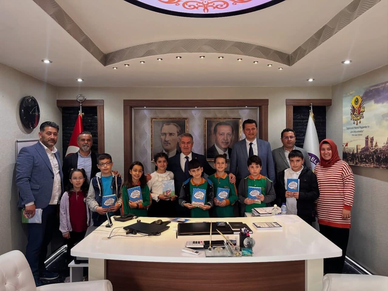 Buharkent Belediye Başkanı Mehmet Erol, 'Küçük Yazarlar' projesinde başarılı olan