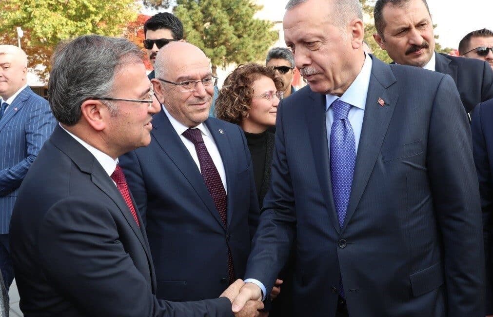 Hacılar Belediye Başkanı Özdoğan, CHP Lideri Özgür Özel’in Erdoğan’a yönelik ‘cunta yönetimi’ sözlerine karşı sert çıktı. Hacılar Belediye Başkanı Bilal Özdoğan, CHP Lideri Özgür Özel'in Cumhurbaşkanı
