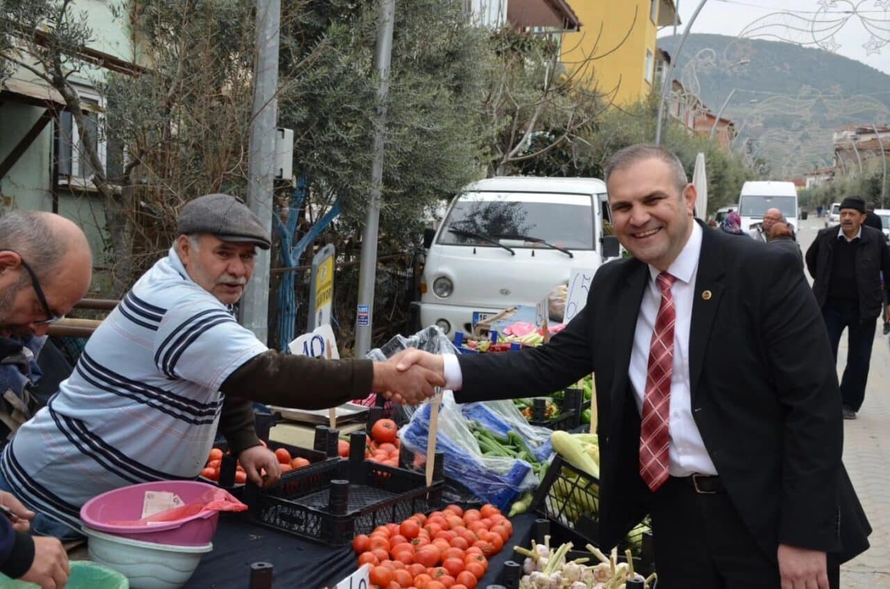 Bayırköy Belde Belediye Başkanı Aykut Dilsiz, belde pazarında esnafla bir