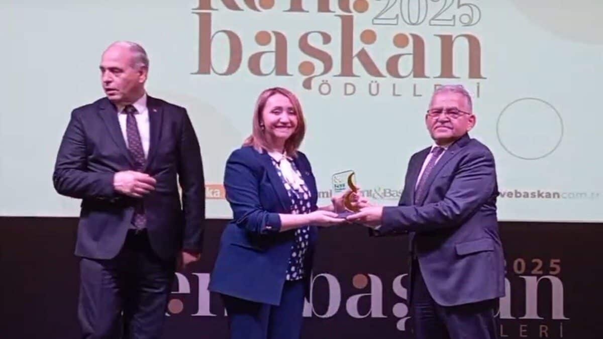 Pazaryeri Belediye Başkanı Zekiye Tekin, Kayseri'de düzenlenen Kent-Başkan Ödülleri'nde başarılı