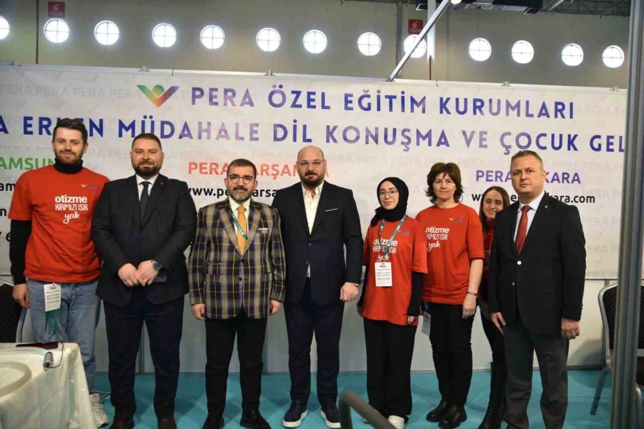 Atakum Belediye Başkanı Serhat Türkel, Orta Karadeniz Kariyer Fuarı'nda gençler