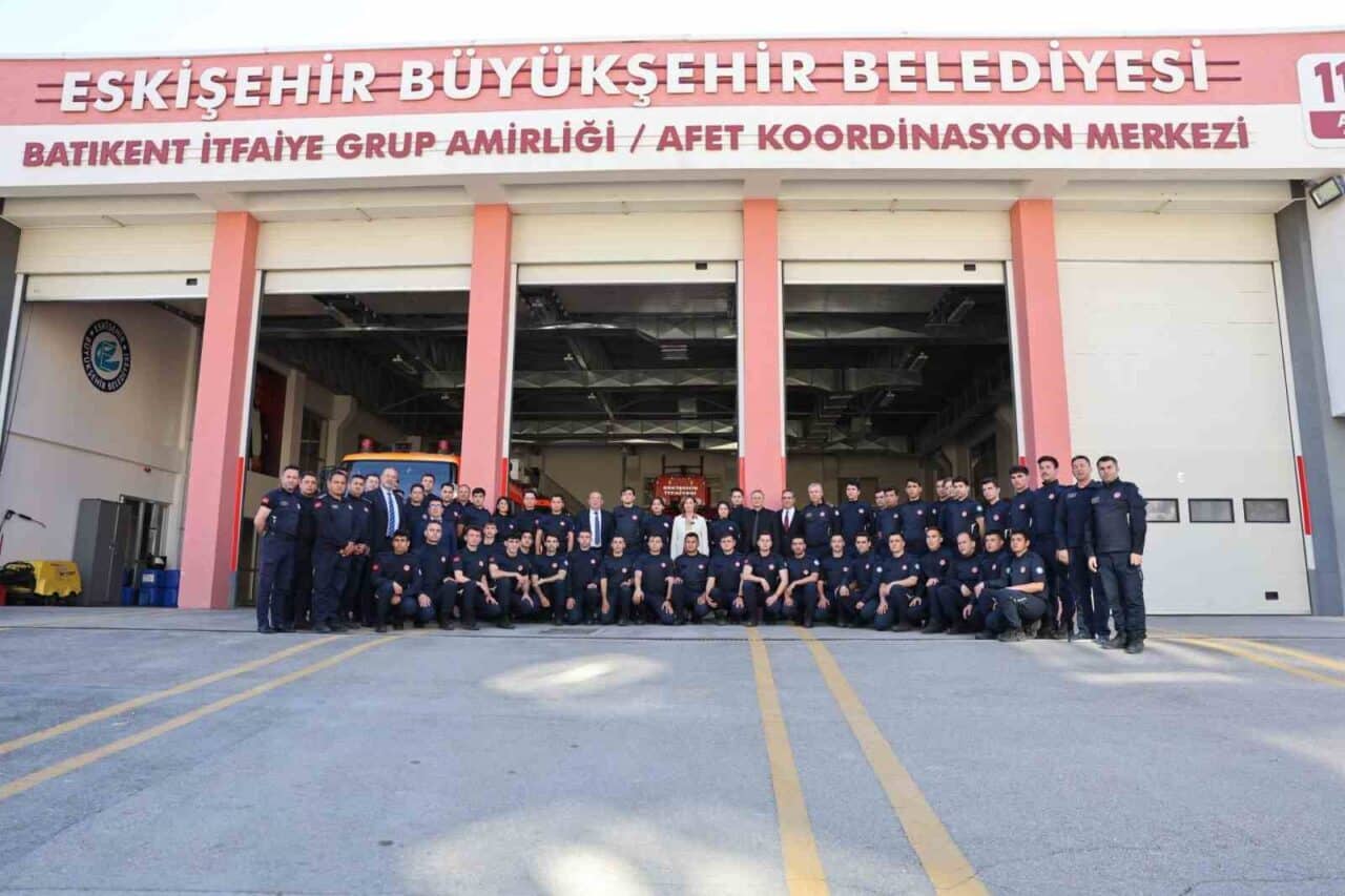 Büyükşehir Belediye Başkanı Ayşe Ünlüce, eğitimlerine devam eden yeni itfaiye
