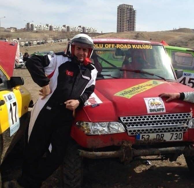 Bolu Off-Road Kulübü Başkanı Burhan Turan, araç kurtarma çalışması sırasında kafa travması geçirdi Bolu Off-Road Kulübü Başkanı Burhan Turan, At Yaylası'nda araç kurtarma