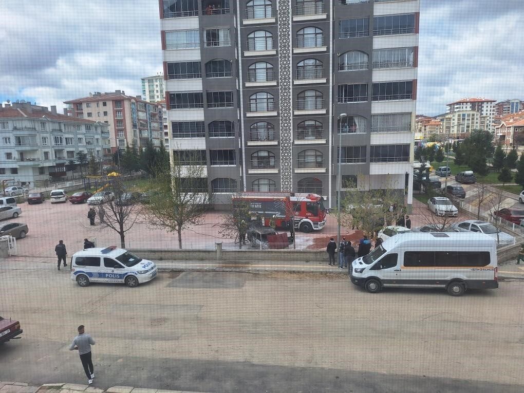 Ankara'nın Pursaklar ilçesinde bir otoparkta park halindeki araç yanmaya başladı.