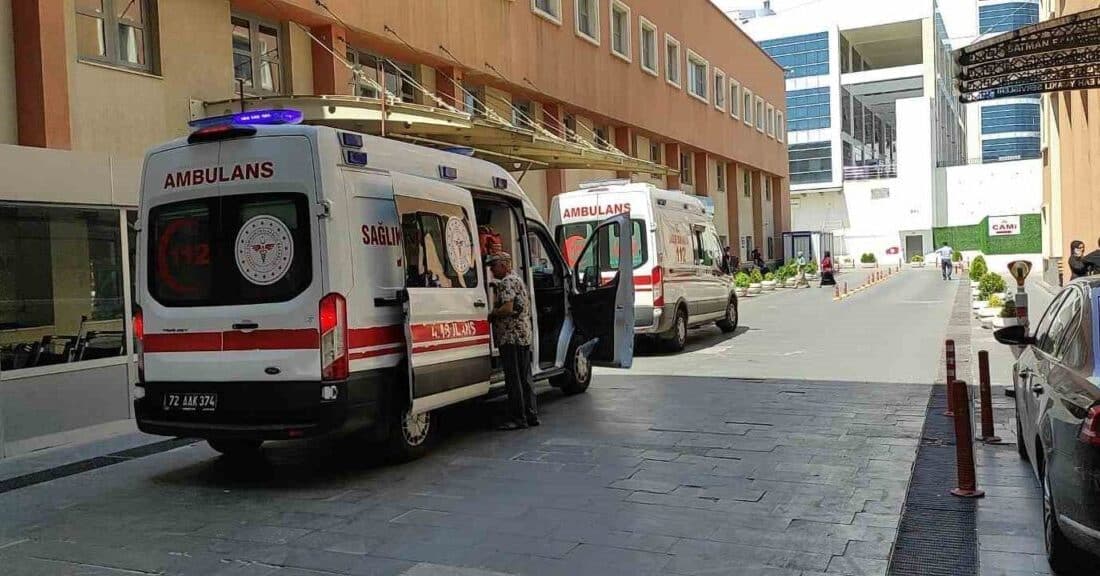 Batman’da Balkonundan Düşen 13 Yaşındaki Kız Çocuk Hayatını Kaybetti Batman'da 13 yaşındaki E.A., 3. kattaki balkonundan düşerek hayatını kaybetti.
