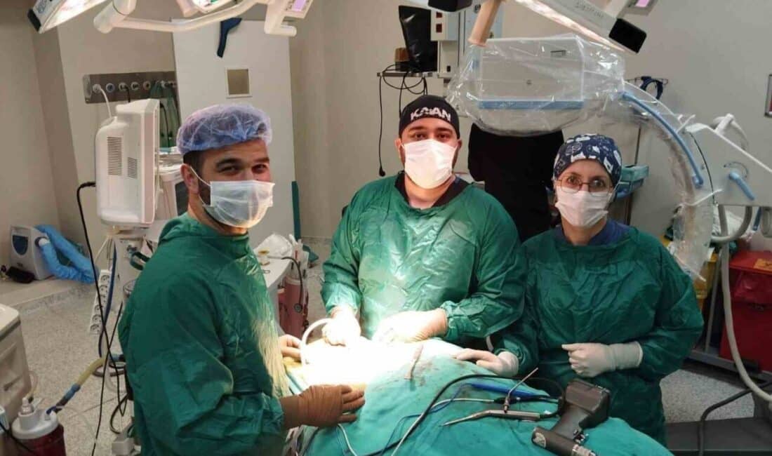 Bayburt Devlet Hastanesi’nde Yüksekten Düşme Sonrası C1-2 Stabilizasyon Ameliyatı Başarıyla Gerçekleştirildi Bayburt Devlet Hastanesi, yüksekten düşen bir hastaya C1-2 posterior stabilizasyon